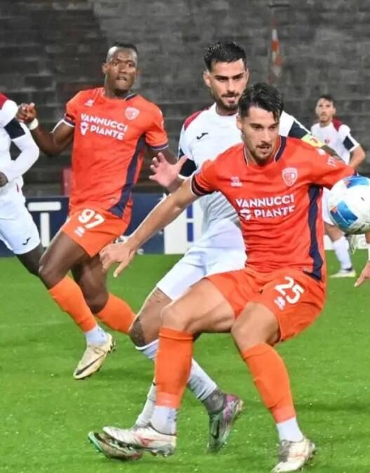 Pistoiese, Rossi prolunga: il centrocampista resta in arancione