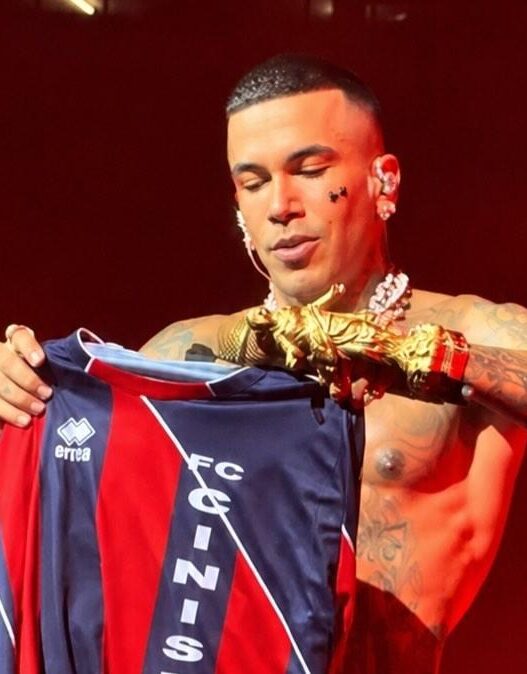 Sfera Ebbasta omaggia il Cinisello: maglia rossoblu a San Siro