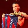 Sfera Ebbasta omaggia il Cinisello: maglia rossoblu a San Siro