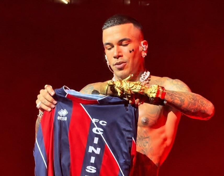 Sfera Ebbasta omaggia il Cinisello: maglia rossoblu a San Siro