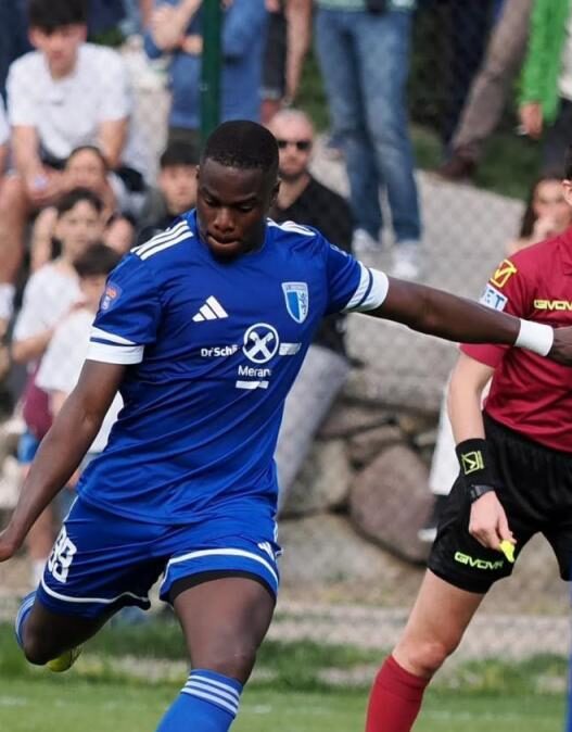 Obermais, Mamadou Ngom prolunga: l'attaccante resta in biancoblu