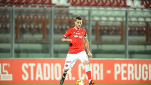 Difensore centrale esperto, quasi 400 presenze tra A, B e Championship, è svincolato