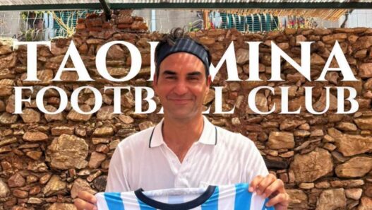 Roger Federer a Taormina: posa con la maglia della squadra locale
