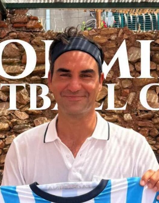 Roger Federer a Taormina: posa con la maglia della squadra locale
