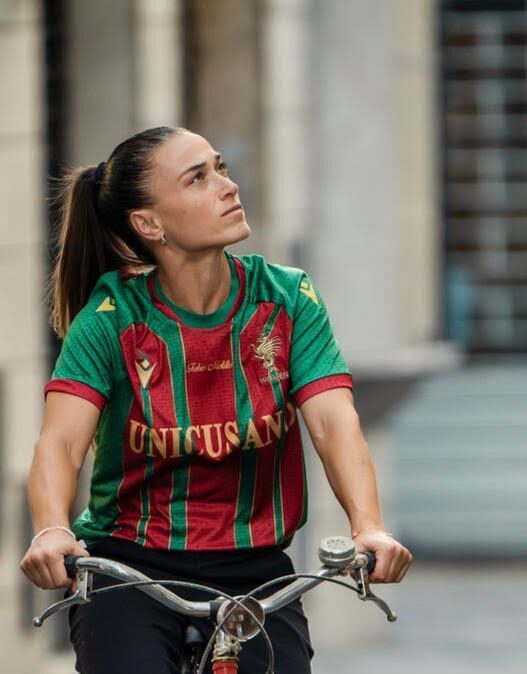 Ternana Women: le nuove maglie celebrano la storia operaia di Terni