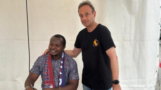 Oden Maneck, dal Tanzania al campo: il viceparroco gioca con il Quadri