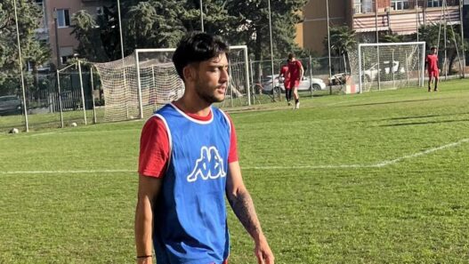 Difensore greco classe 2004 svincolato: esperienza in Serie D e promozione in C