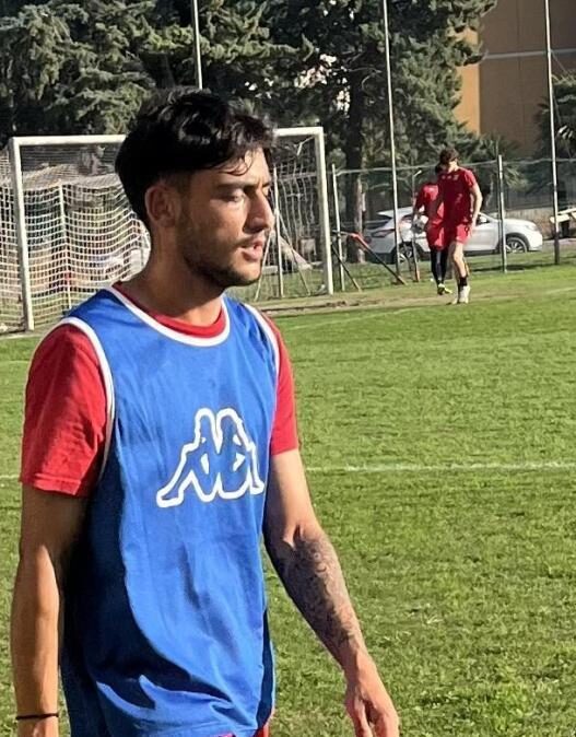 Difensore greco classe 2004 svincolato: esperienza in Serie D e promozione in C