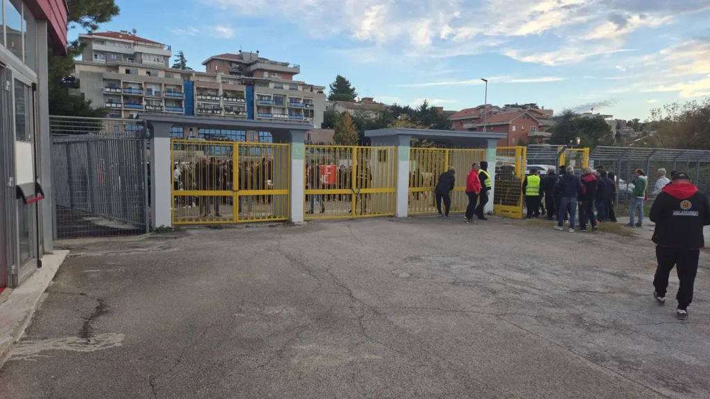 Maceratese, tifosi contro il presidente Crocioni: "Salvala e vattene"