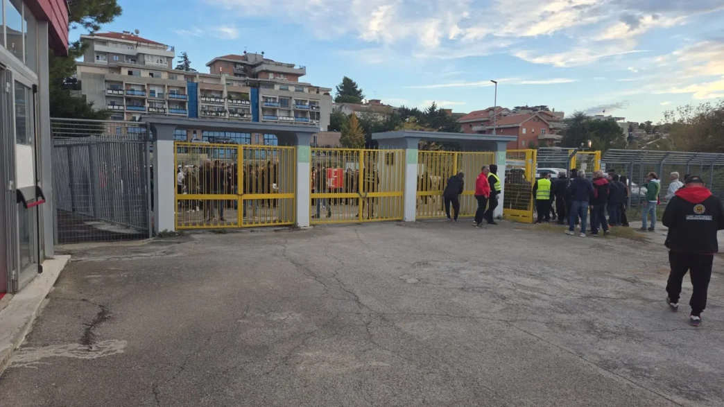 Maceratese, tifosi contro il presidente Crocioni: "Salvala e vattene"