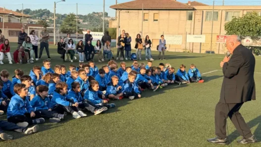 Vescovo Spina ai giovani calciatori: "Lo sport unisca, seguite i vostri mister"