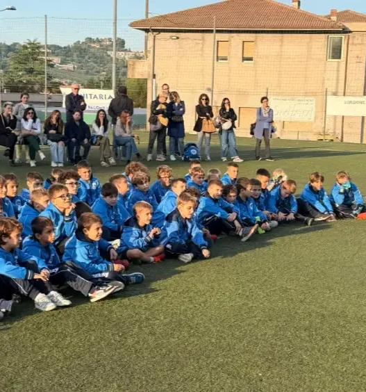 Vescovo Spina ai giovani calciatori: "Lo sport unisca, seguite i vostri mister"