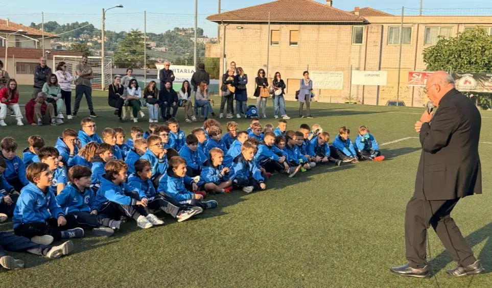Vescovo Spina ai giovani calciatori: "Lo sport unisca, seguite i vostri mister"