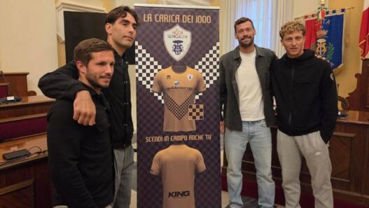 Vigor Senigallia: mille tifosi in campo con la nuova maglia