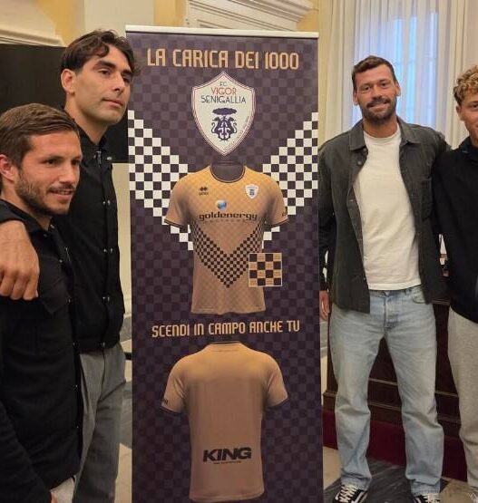 Vigor Senigallia: mille tifosi in campo con la nuova maglia