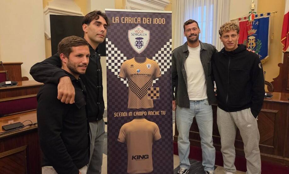 Vigor Senigallia: mille tifosi in campo con la nuova maglia